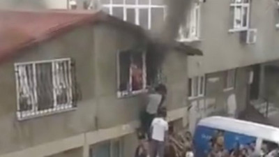 Anne ve bebeklerinin evi alev topuna döndü. Çığlık sesleri mahalleyi inletti