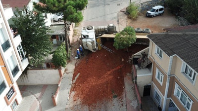 Sancaktepe'de damperi açık unutulan kamyon yola devrildi. Facia ucuz atlatıldı