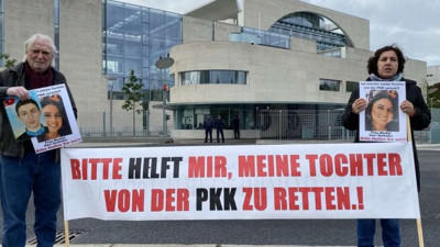 Almanya'da kızı PKK tarafından kaçırılan anneden başbakanlık önünde protesto eylemi