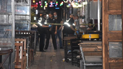 Garsonlar "müşteri kapalım" derken birbirleriyle kapıştı! 1 yaralı