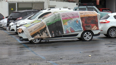 Rami oto pazarında dolu alarmı. Halı muşamba, paspas ne bulurlarsa kullandılar