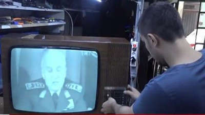 A haber yine bir ilke imza attı, tamir edilen 60 yıllık televizyonda Kenan Evren belirdi