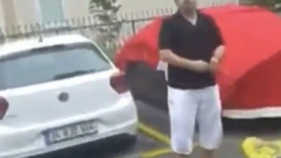 O bayrak için şehit olanlardan utanmadın mı be adam, arabasını doludan korumak için Türk bayrağı örttü