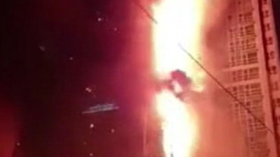 Kıvılcımlar yağmur gibi yağdı! Yangın kilometrelerce uzaklıktan görüldü! Dev gökdelen böyle yandı