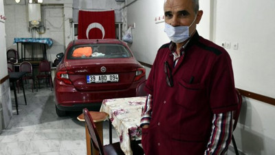 Kahvehanedeki arabaya 4'üncü aranıyor