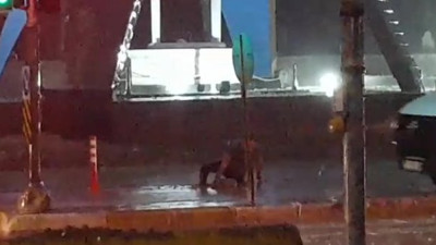 Yağmurdan kaçarken doluya tutulmadı! Kanala düştü! O anlar saniye saniye görüntülendi