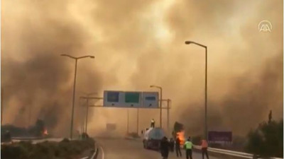 Hatay'daki orman yangını şehri sardı. Vatandaş canını zor kurtardı. Büyük mücadele sürüyor