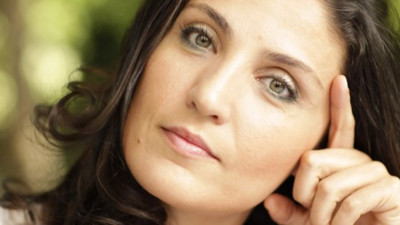 İskenderunlu ünlü kadın televizyoncu o anları ağlayarak yazdı. Anne ve babasının içinde bulunduğu evin son durumunu açıkladı