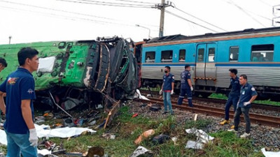 Tayland'da tren otobüse çarptı: 17 ölü, 30 yaralı