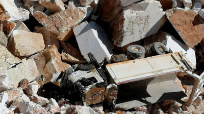 Muğla'da hafriyat kamyonu devrildi, sürücü öldü