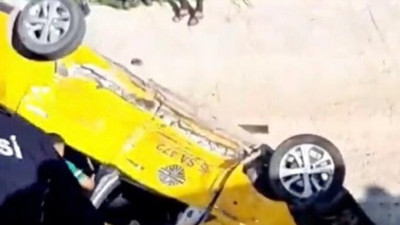 İzmir'de taksi ile minibüs çarpıştı. Sürücü yaşam savaşında