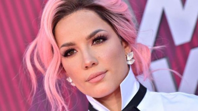 Halsey, İstanbul'a doyamadı... Kahve içip fal baktırdı