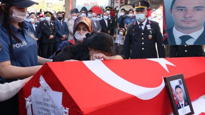 Şehit Astsubay Emre Dokumacı’nın cenazesinde acı detay. Bir ay sonra evlenmeyi planlıyordu, nişanlısının gözyaşları yürekleri dağladı