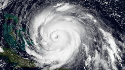 Kasırga yüz binlerce kişiyi elektriksiz bıraktı