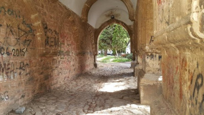 Aydın’da tarihe büyük saygısızlık. 264 yıllık külliyenin duvarlarını bakın ne hale getirmişler