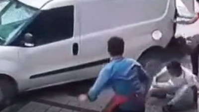 İstanbul'da bilardo gibi kaza. Kaldırımdaki genç böyle havalandı