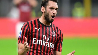 Hakan Çalhanoğlu kimdir. Hakan Çalhanoğlu kaç yaşında. Hakan Çalhanoğlu kariyerinde hangi takımlarda oynadı