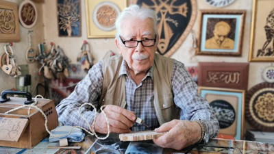 88 yaşında ahşap yakma sanatını sürdürüyor. Bir de gençlere mesajı var