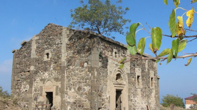Define avcıları kazdıkça kazdı. Samsun'da kilisede taş üstünde taş kalmadı.