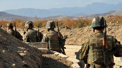 Ermeni askerler arkalarına bile bakmadan kaçıyor. Büyük şok