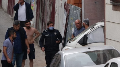 Aracına taş atan adamı tabancayla öldürdü