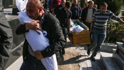 Ermenistan'ın öldürdüğü çocuklar ve siviller gözyaşları içinde toprağa verildi. İnsanlık dramının fotoğrafı. Bu acıya yürek dayanmaz