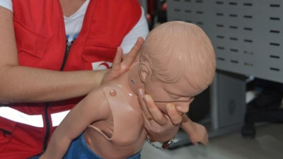 Anne babalar dikkat Heimlich manevrası hayat kurtarıyor...Sizin de başınıza gelebilir