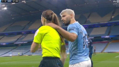 Agüero, kadın hakeme el ense çekti! Futbol dünyası karıştı