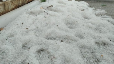 Manisa'da sağanak ve dolu etkili oldu. Sokaklar beyaza büründü