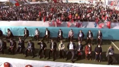 İçişleri Bakanı Süleyman Soylu genelgesine kendi de uymadı, protokole sosyal mesafe var da vatandaşa neden yok