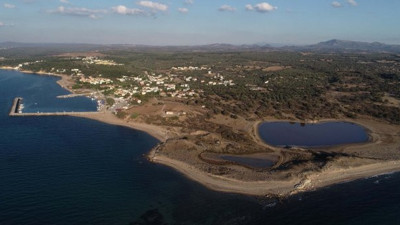 Çanakkale'de deniz göle dönüşünce ortaya çıktı. 12 metre boyunda, 50 ton ağırlığında