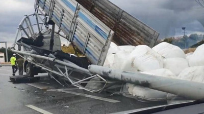 Açık unutulan damper yerinden söktü yerlerde sürükledi