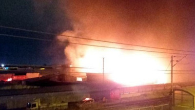 Sincan Organize Sanayi Bölgesi'nde sıcak saatler. Konteynere atılan ateş palet fabrikasını yaktı