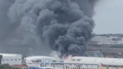 Silivri'deki fabrikada kara dumanlar tüttü