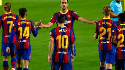 Futbolcuların maaşlarını düşürmek istiyordu. Barcelona 4 futbolcunun sözleşmesini uzattı