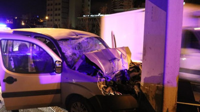 Yön levhasına çarpan araçta 4 kişi yaralandı