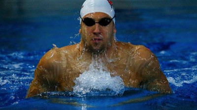 Milli yüzücü Emre Sakçı Uluslararası Yüzme Ligi'nde altın madalya kazandı. Asıl hedef olimpiyatta başarı