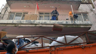 Kötü koku tüm mahalleyi sardı. Eve giren ekipler dondu kaldı. 3 katlı evden 6 ton çöp çıktı