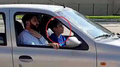 Babası seyretti 14 yaşındaki çocuk araba kullandı