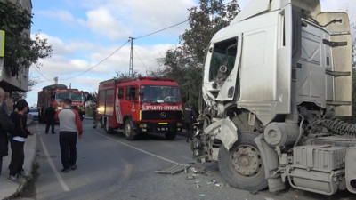 Arnavutköy'de vatandaşlar tepki gösterdi. Güzergâhı olmayan hafriyat kamyonları kafa kafaya çarpıştı