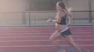 Gelmiş geçmiş kadın atletlere taş çıkarır. Hamileliğin son haftasında rekora koştu. O anlar böyle görüntülendi