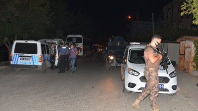 Polisi görünce paniklediler. Patlayıcıları atıp kaçtılar