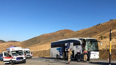Sivas'ta yolcu otobüsü tırla çarpıştı