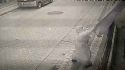 Türk Bayrağı Sultangazi'deki şehit babasının evinde yine dalgalanıyor. Küstah kadın koparıp yere atmıştı
