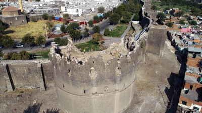Diyarbakır’daki gecekondu yıkımda ortaya çıktı. Tarihi surlarda o değişimi görenler dönüp bir daha bakıyor