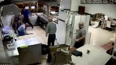 Lokantada tekmeli yumruklu kavga