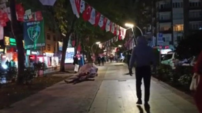 İzmit'te çuval gibi kendini yere atıp duygu sömürüsü yaptı. Tiyatroculara taş çıkarttı