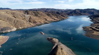 Sivas'ta sular çekilince mezarlık ortaya çıktı. Gidenler gözyaşlarına boğuldu