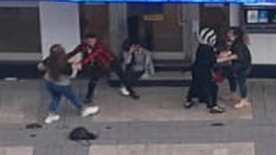 Genç kızların erkek benim kavgası