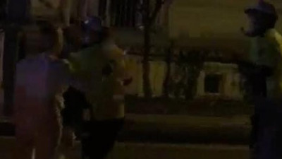 Kadıköy'de alkollü kadın sürücü polisin suratını kedi gibi tırmaladı